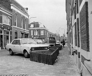 855592 Gezicht op enkele parkeerhavens in de Lombokstraat te Utrecht, met op de achtergrond de Kanaalstraat.